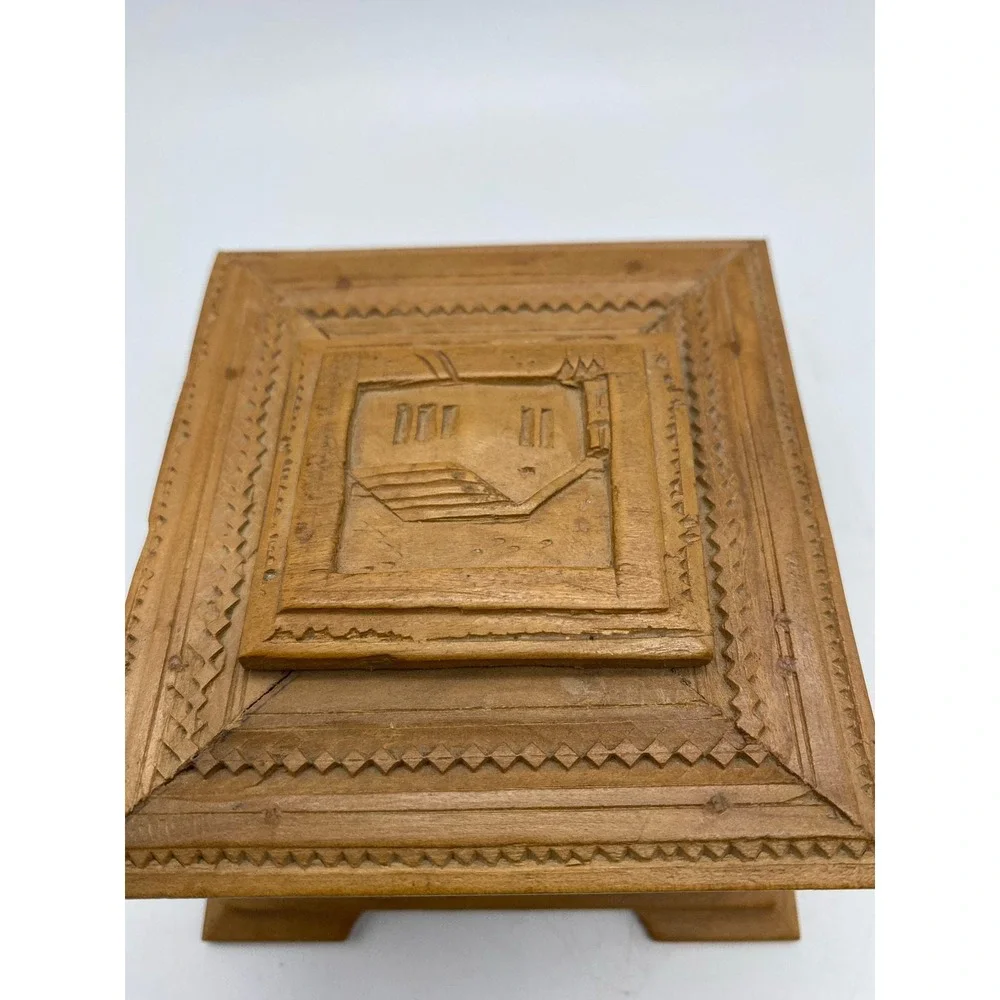 Vintage Hand‎ carved Wood Jewlery keepsake Trinket box hinged lid brass latch